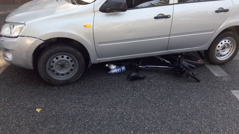 В Алматы автомобиль сбил велосипедиста