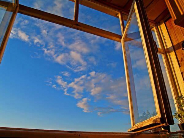 В Темиртау из окна шестого этажа выбросилась беременная девушка