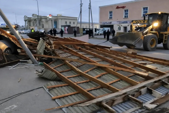 Сильный ветер сорвал кровлю ТЦ в Баскудуке