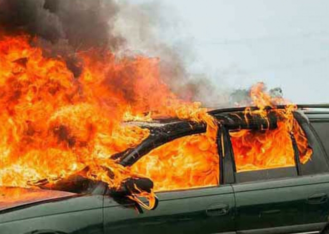 Восемь человек пострадали при возгорании автомобиля в Актау