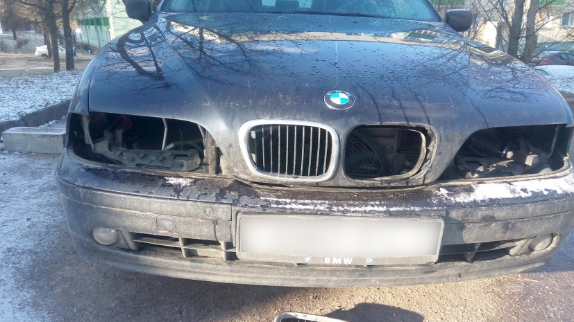 Мужчина на почве ревности разбил фары авто свой возлюбленной в Усть-Каменогорске