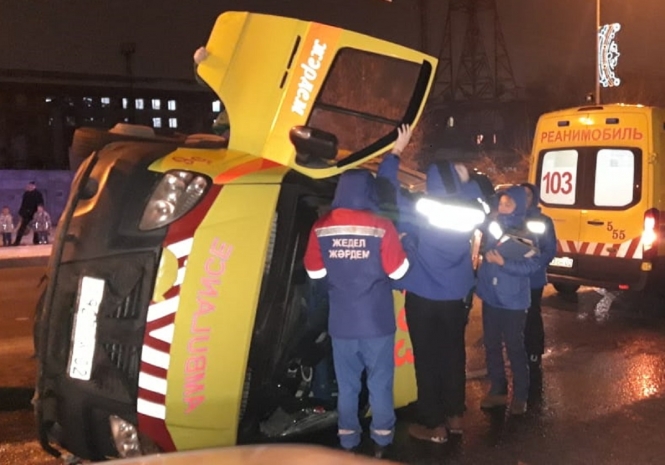 Скорая перевернулась в ДТП в Алматы