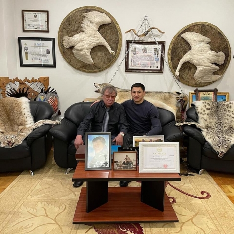 Казахстанцев возмутили фото на фоне шкур краснокнижных животных