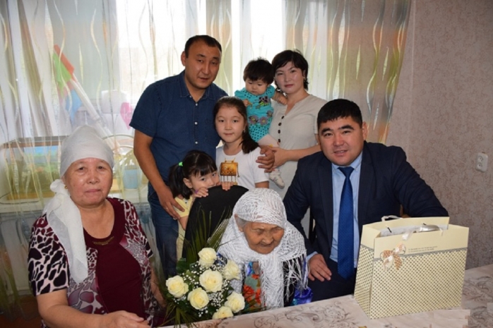 110-летнюю жительницу Костаная поздравили представители горакимата