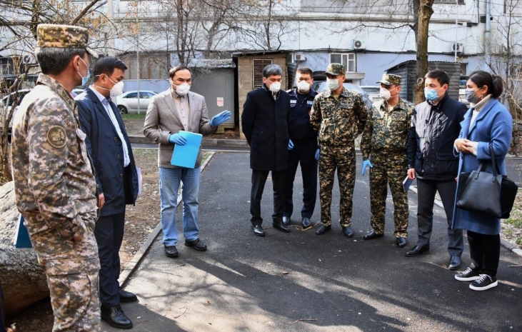 Жилые кварталы с носителями коронавируса перекроют в Алматы