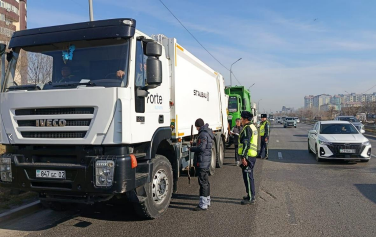 В Алматы усилили контроль спецтранспорта по вывозу мусора