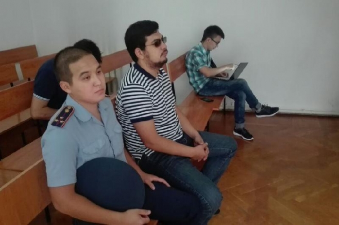 Усенова арестовали еще на 10 суток за курение в самолете