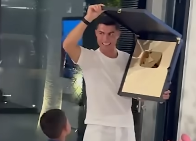 Золотую кнопку от YouTube получил Криштиану Роналду