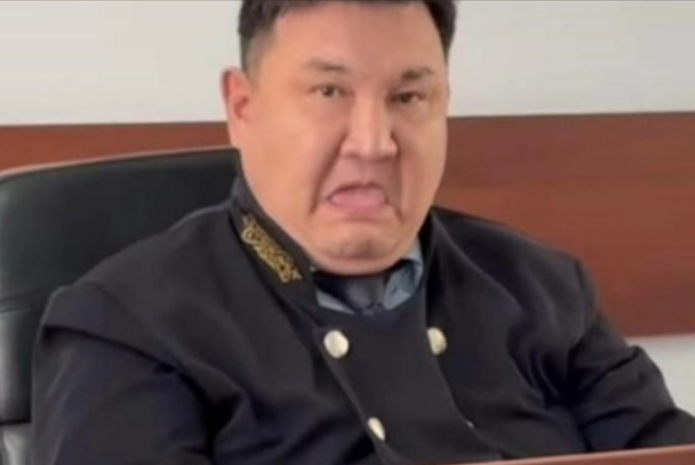 Судья дела по покушению на замакима Шымкента показал язык журналистке из Астаны