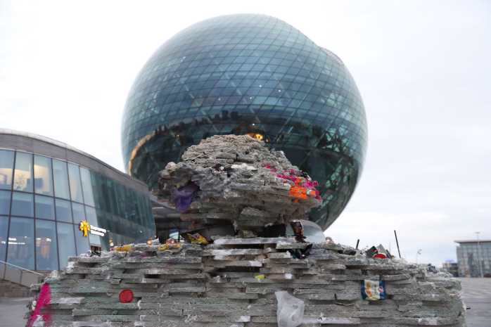 Жумбактас из мусора соорудили активисты на территории ЭКСПО