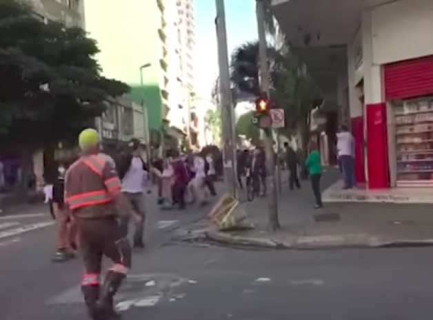 В Бразилии автомобиль протаранил группу скейтбордистов