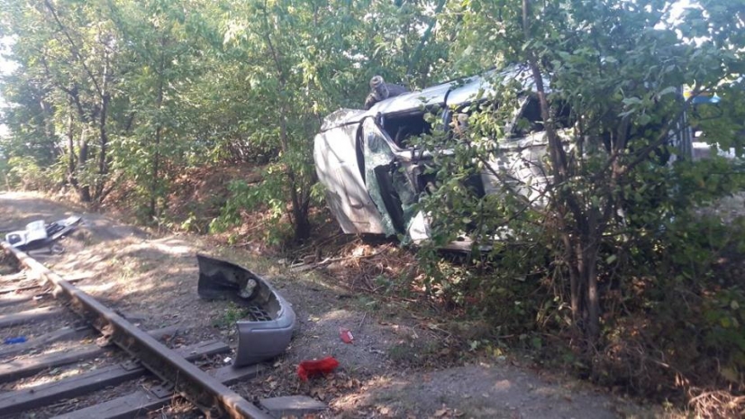 Машина попала в кювет у ЖД-путей в Алматы