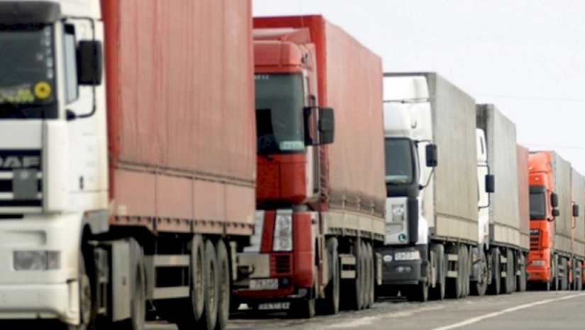 Очередь из более 50 фур образовалась на границе Казахстана и Кыргызстана