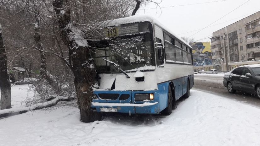 Пять человек пострадали в аварии с автобусом в Алматы