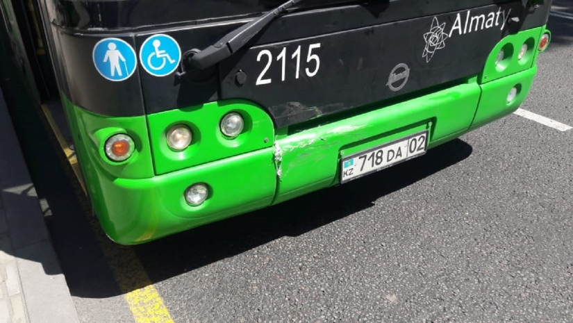 Беременная пассажирка автобуса пострадала в ДТП в Алматы