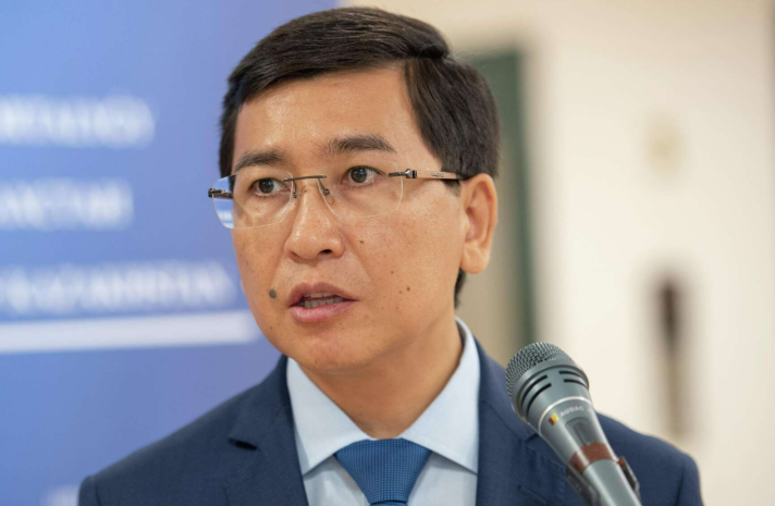 Не «обучение работе с ChatGPT»: Аймагамбетов объяснил внедрение ИИ в школы