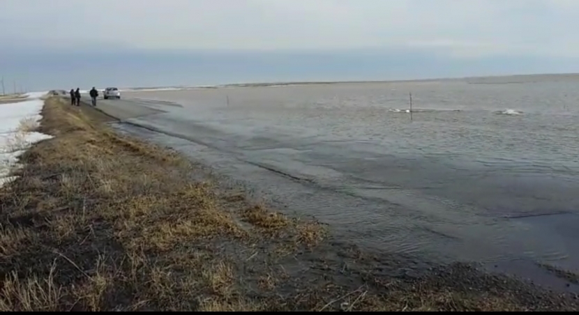 Талые воды затопили трассу в Костанайской области