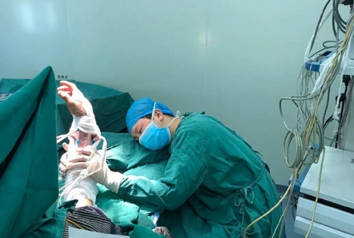 Китайский хирург уснул во время операции