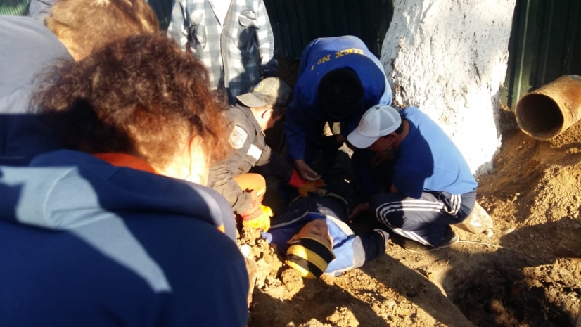 В Усть-Каменогорске рабочего засыпало грунтом