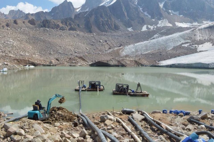 На морено-ледниковых озерах понижают уровень воды
