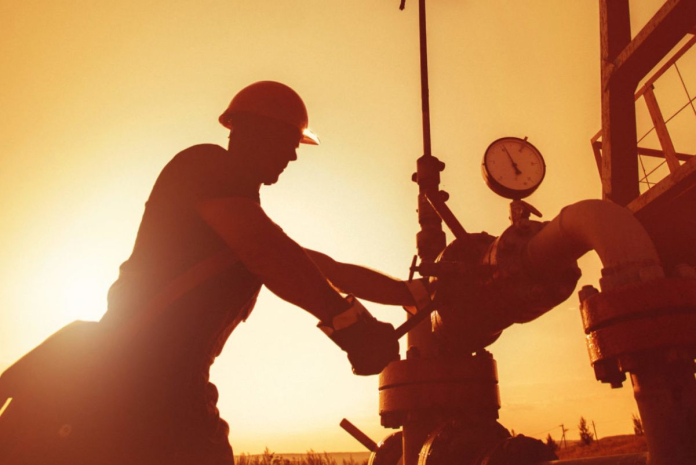 Чиновник за 3,6 миллиона тенге разрешил иностранцам работать в нефтяной сфере в Мангистау