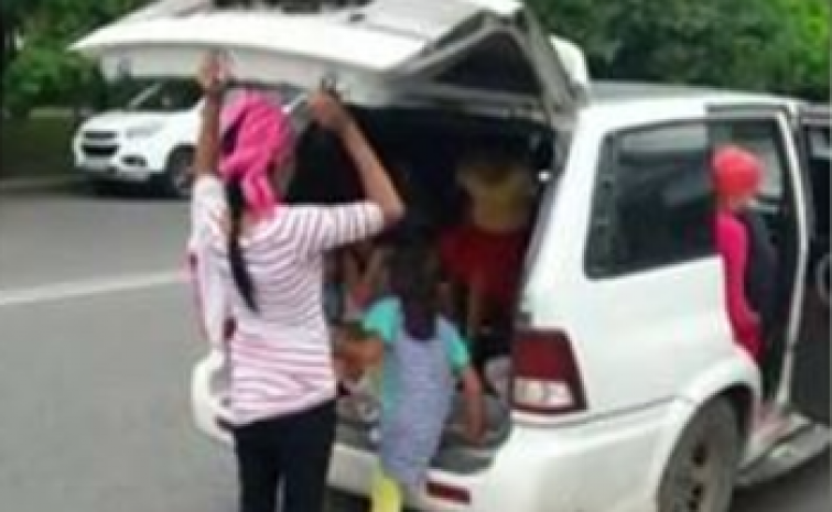 Мать из Алматинской области перевозит своих детей в багажнике