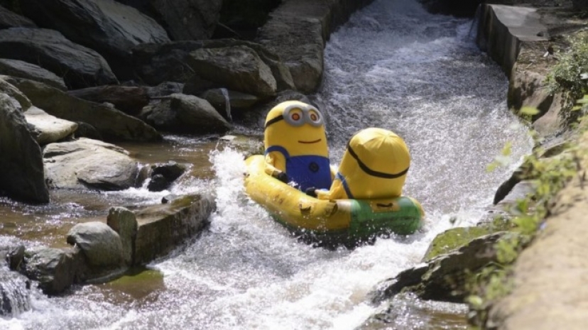 Китайцы сплавились по горной реке в костюмах миньонов