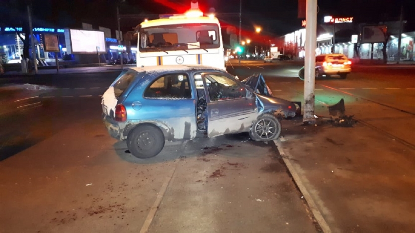 Предполагаемые угонщики врезались в светофор в Алматы