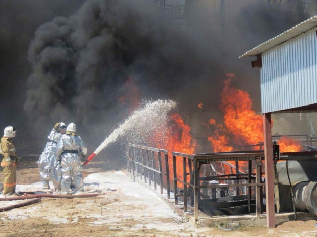 Пожар на нефтехранилище в ЮКО полностью потушен