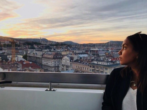 В США девушка погибла после падения самоубийцы на ее автомобиль