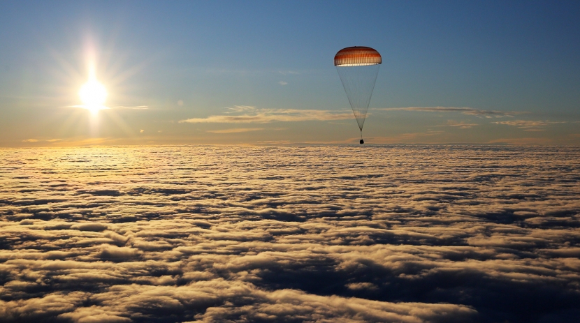 Капсула с экипажем МКС приземлилась в Казахстане
