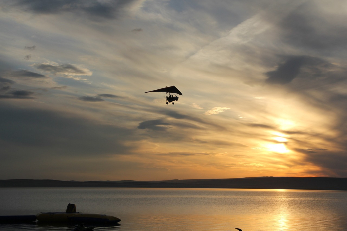 В авиаадминистрации объяснили ситуацию с падением дельтаплана на Алаколе