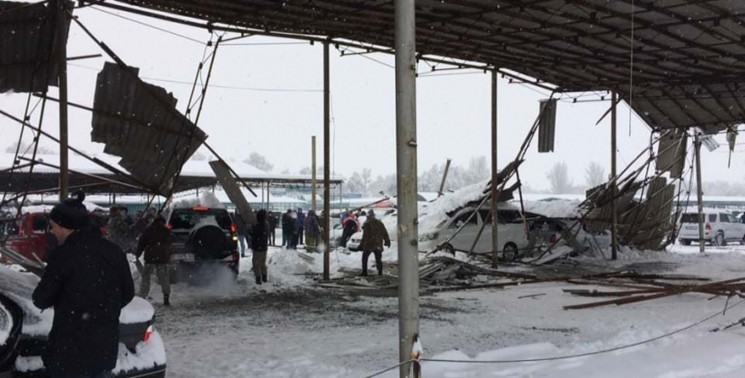 На авторынке «Азамат» рухнул навес. ВИДЕО