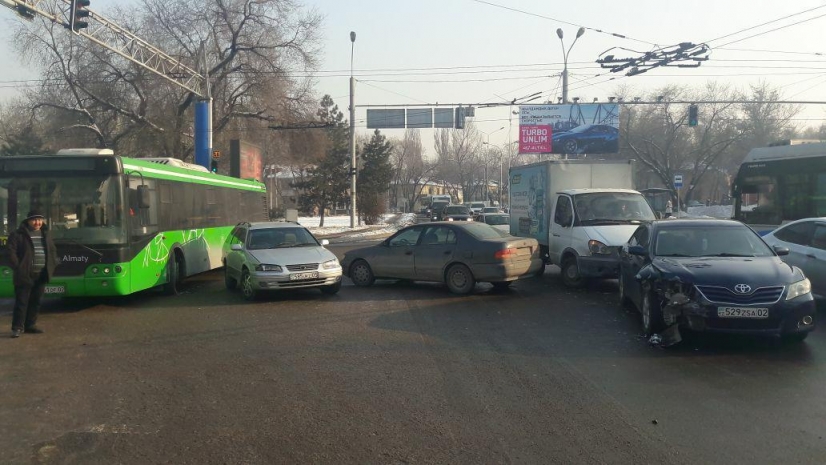 Авария на семерых – в Алматы из-за ДТП полностью блокирован перекресток