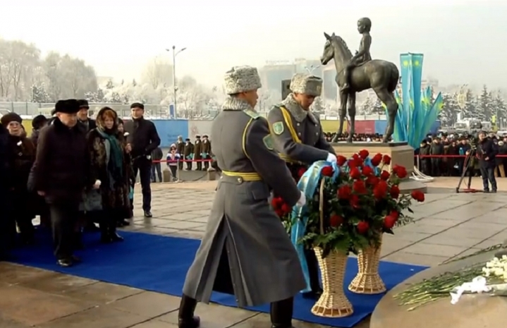 Возложение цветов к монументу Независимости прошло в Алматы