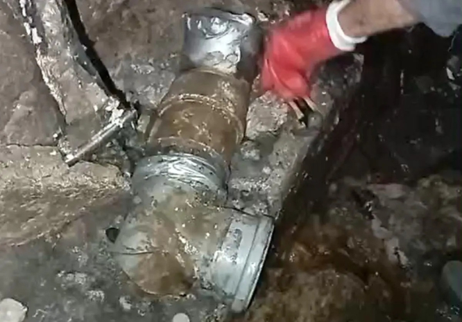 На аварийные трубы пожаловались жильцы микрорайона в Актау