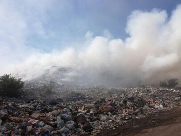 Срочные замеры воздуха провели на горящем мусорном полигоне в Актау