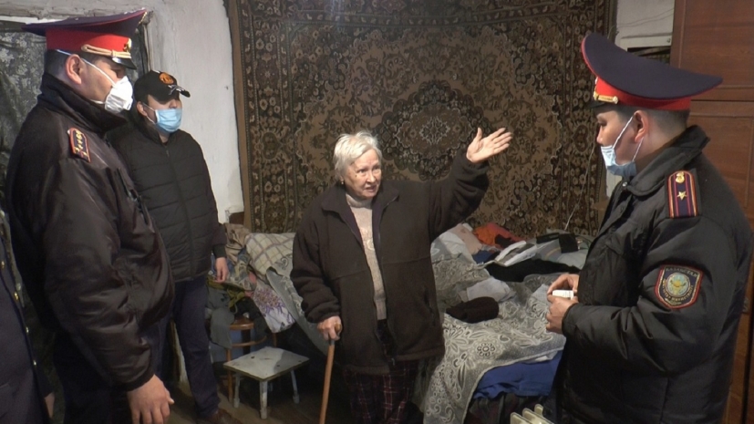 Алматинские полицейские взяли шефство над 82-летней бабушкой