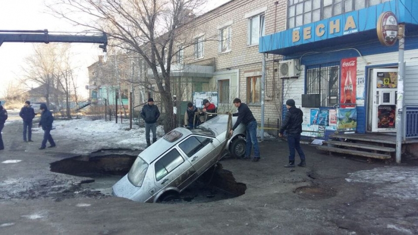 В Костанайской области в яму упал автомобиль