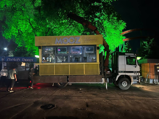 В Алматы сносят незаконно установленные киоски