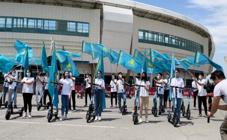 Акцию «Менің Туым» провели молодежные ресурсные центры Алматы