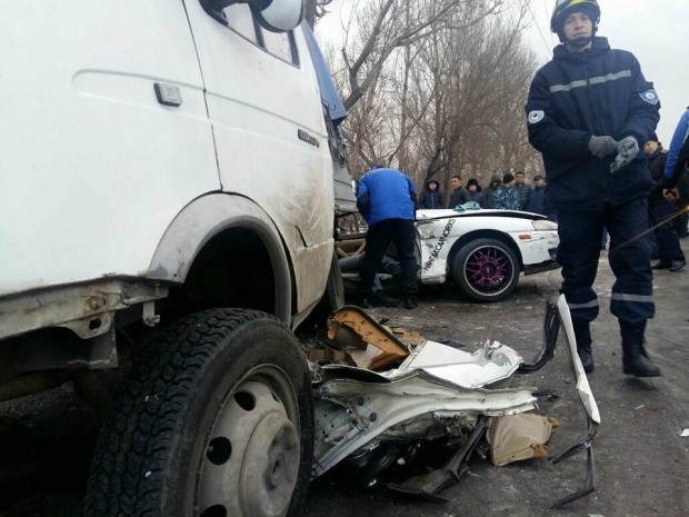 В Алматы погиб водитель, врезавшись в припаркованную «Газель»