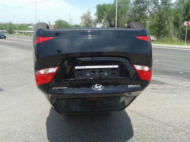 ДТП в Алматы: водитель разбил автомобиль, выехав из автосалона