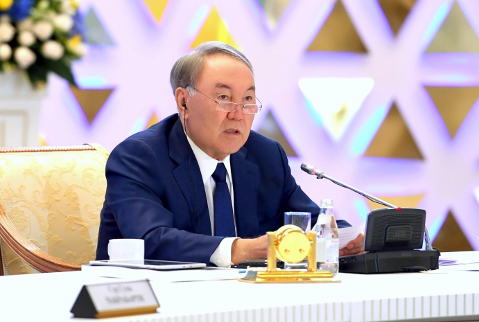Назарбаев: Не говори, что дом только твой, снаружи есть и волки