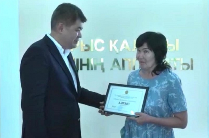 Биртанов наградил акушерку, принявшую роды во время ЧП в Арыси