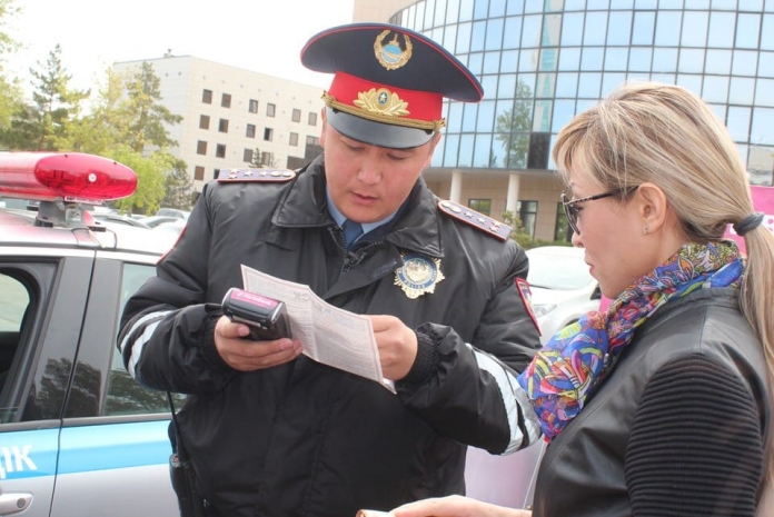 В Астане появились «полицейские-кассиры»