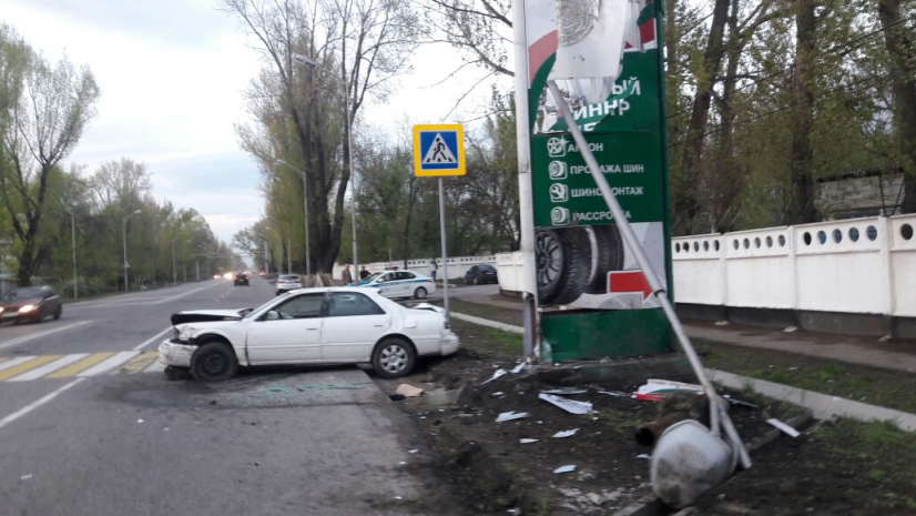 Автомобиль снес столб и билборд в Алматы. ФОТО