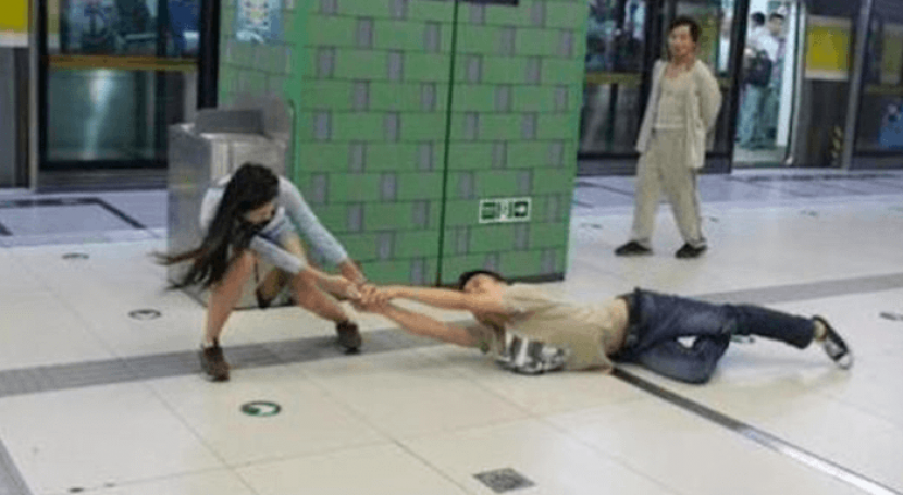 Китаянка не смогла отнять телефон у геймера