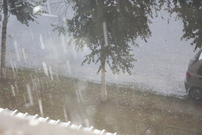 На Усть-Каменогорск обрушился град размером с перепелиное яйцо