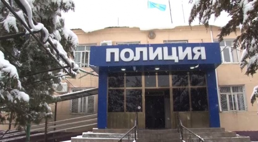 Трое злоумышленников напали на полицейских в ЮКО